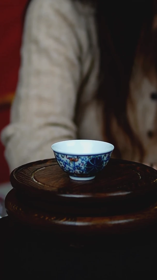 陶瓷2408007斗彩缠枝花卉杯