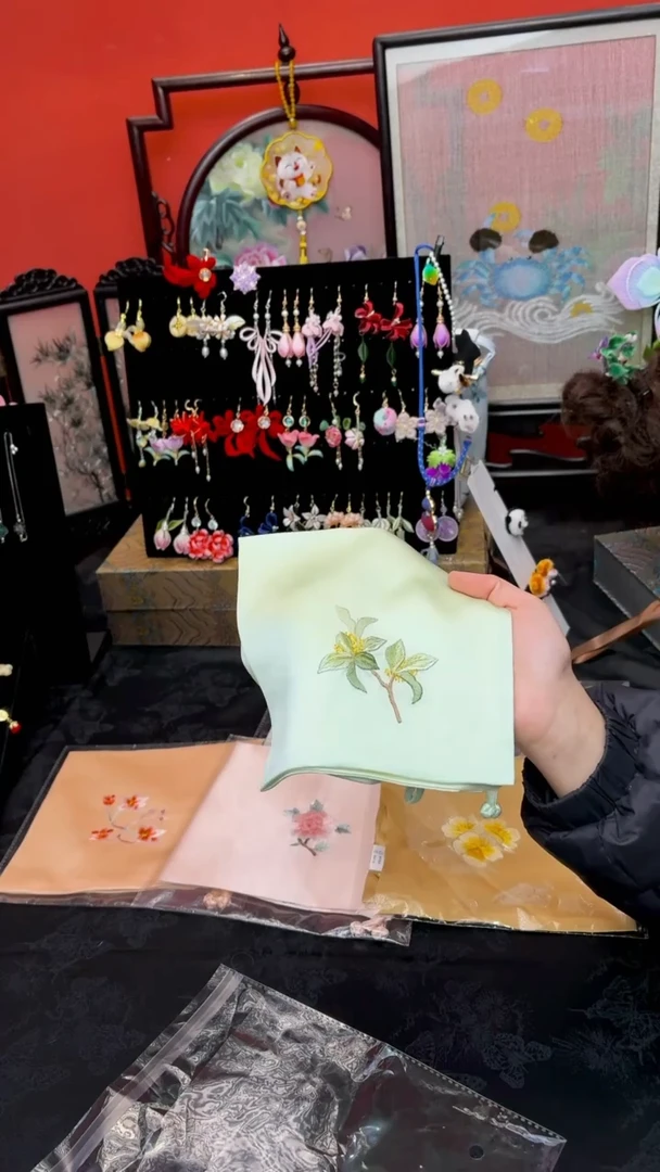 刺绣小****）非遗苏绣手工饰品