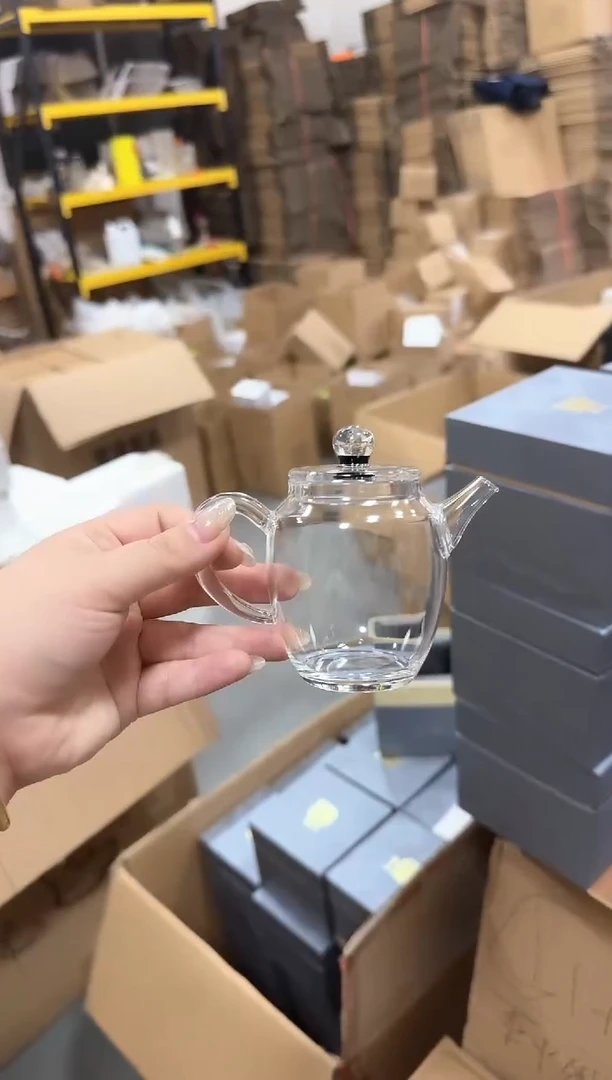 白色精致小壶