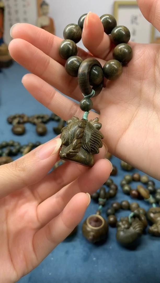 【闪购商品】维腊木（绿檀）把件小吉龙 盘玩件