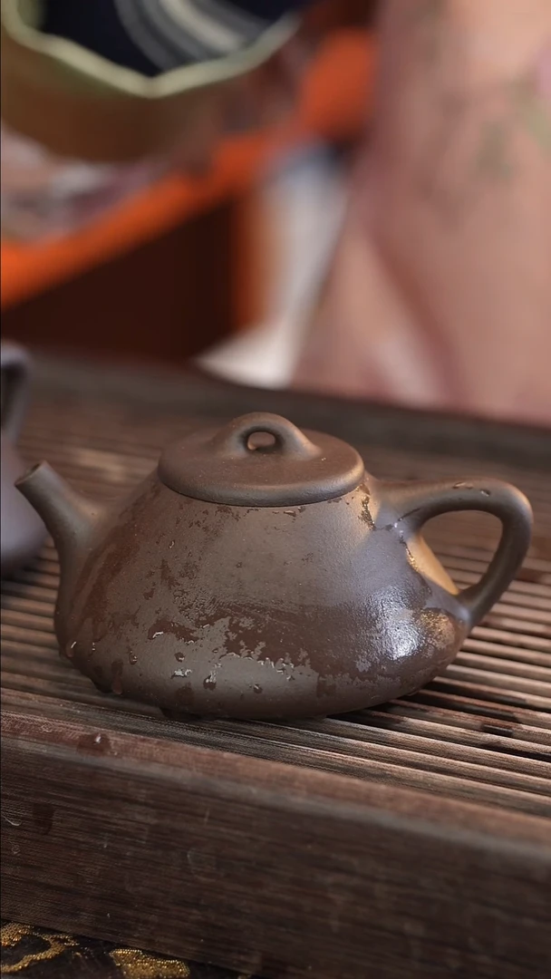 茶壶紫砂子冶石瓢 黑金砂 半手工 240cc