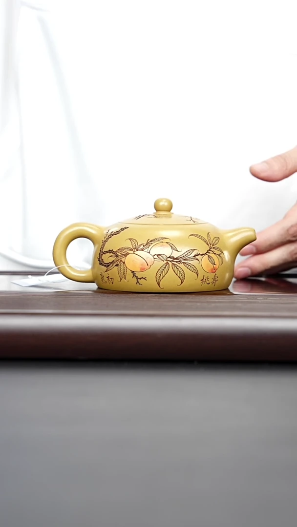 茶壶紫砂宣兴紫砂 寿桃半月壶 黄金段泥 梅付春