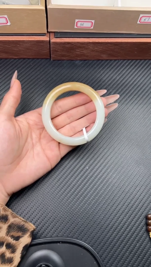 未镶嵌手镯和田玉且末金山微色差55+