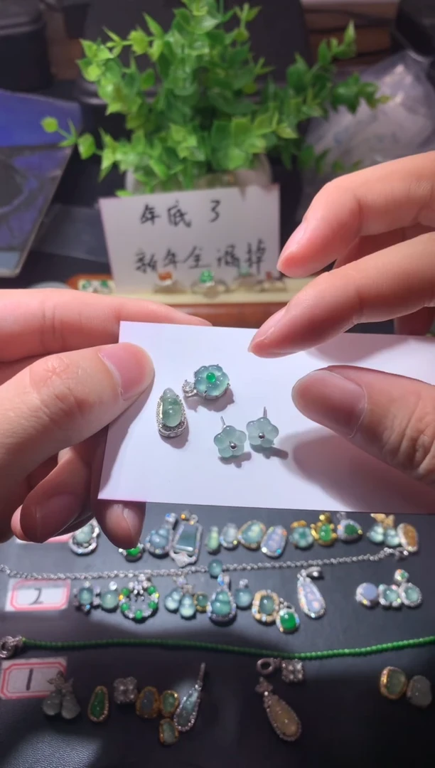 颈饰未镶嵌翡翠贾**?1