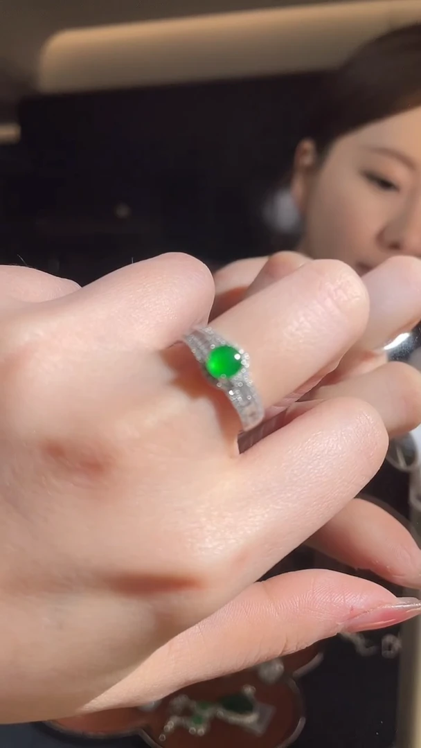 18K金镶嵌戒指翡翠天然缅甸翡翠A货