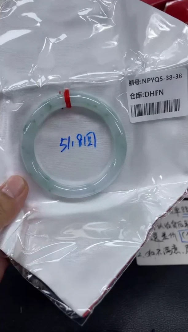 未镶嵌手镯翡翠与*?翡翠手镯