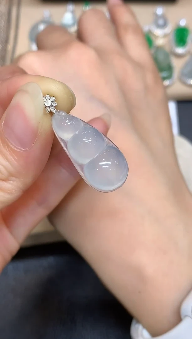 颈饰18K金镶嵌翡翠福豆【无服务费