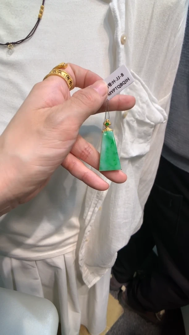 颈饰18K金镶嵌翡翠无事牌