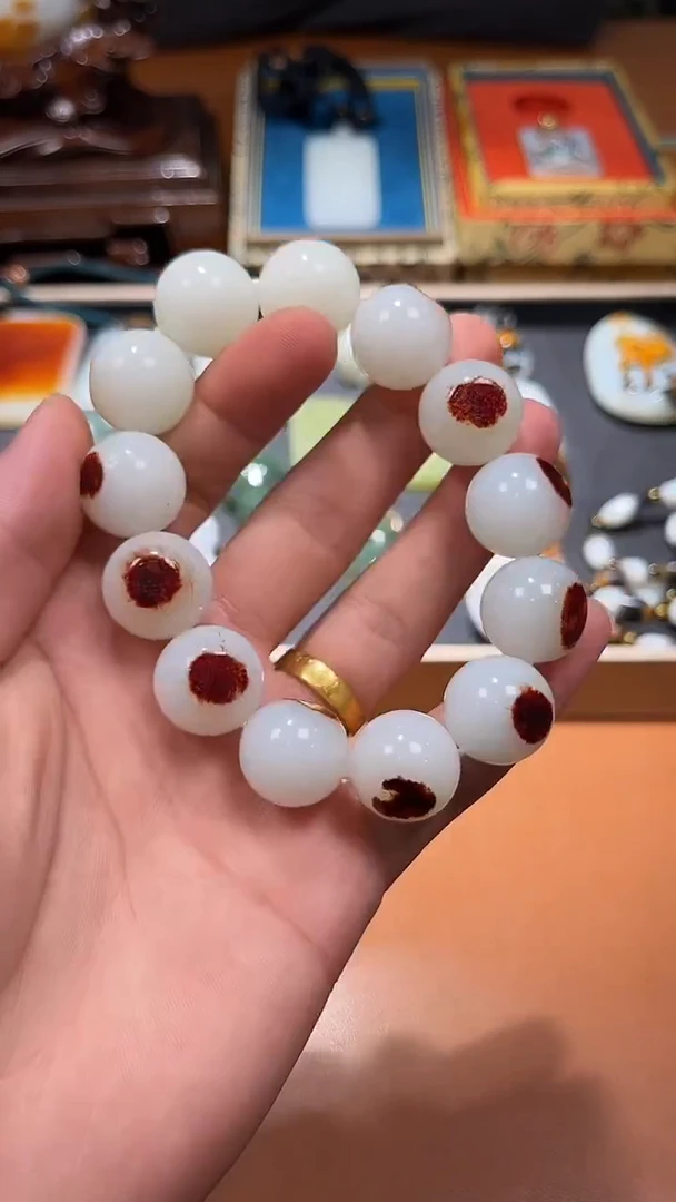 未镶嵌和田玉把件齐***。和田玉