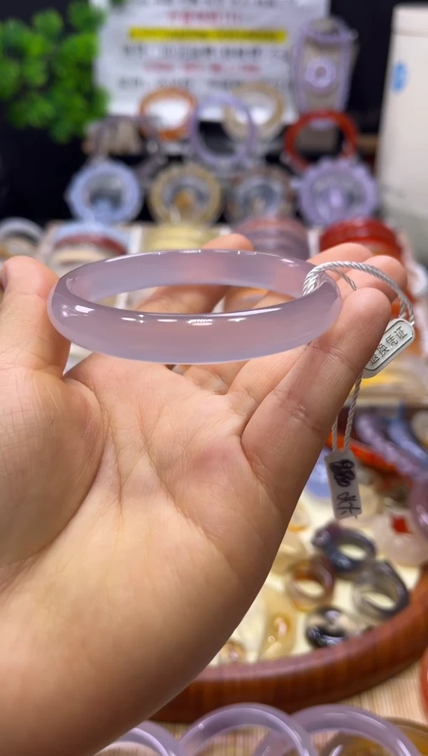 玛瑙/玉髓手镯未镶嵌不同角度不同光线色不同