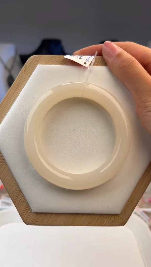 未镶嵌手镯和田玉68000