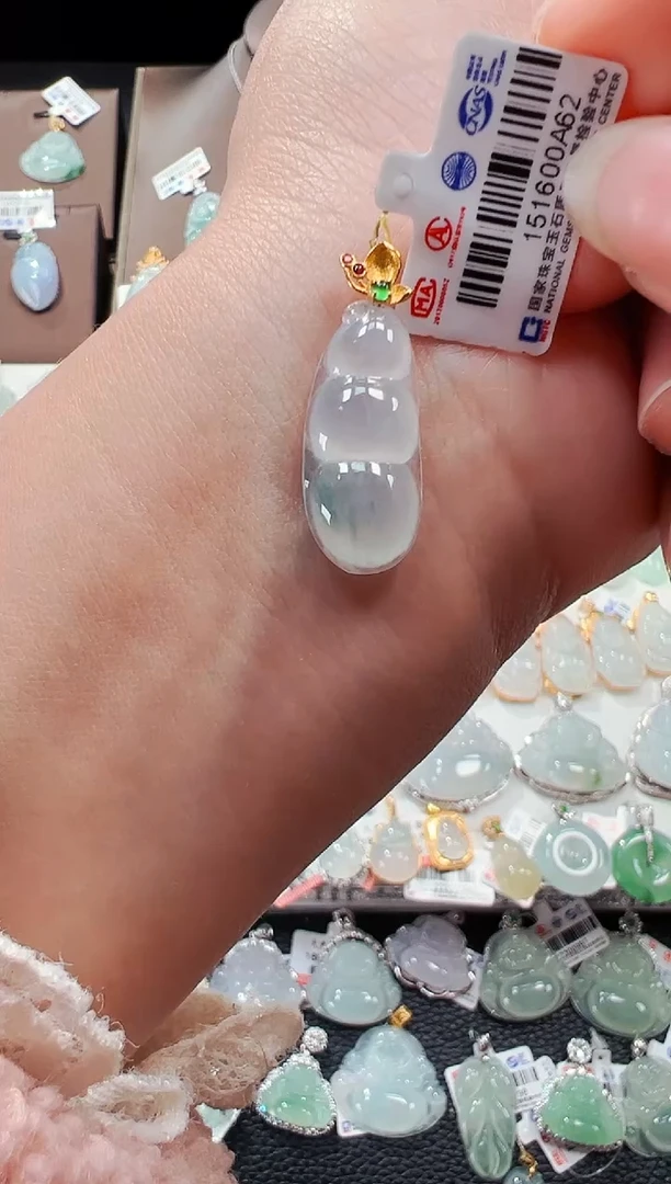 【闪购商品】翡翠吊坠(不含链)18K金镶嵌福豆吊坠A62