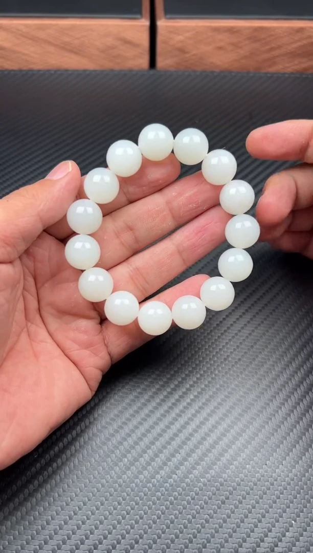 手串未镶嵌和田玉黑山微色差卡14j