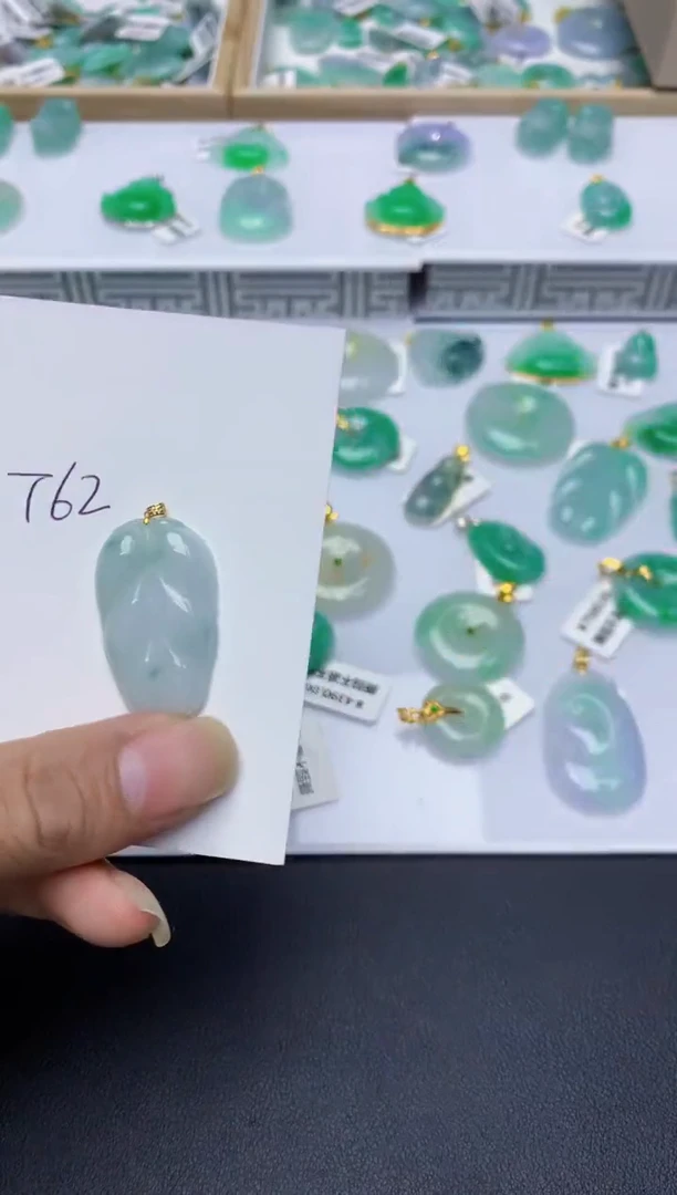 翡翠18K金镶嵌颈饰11111111