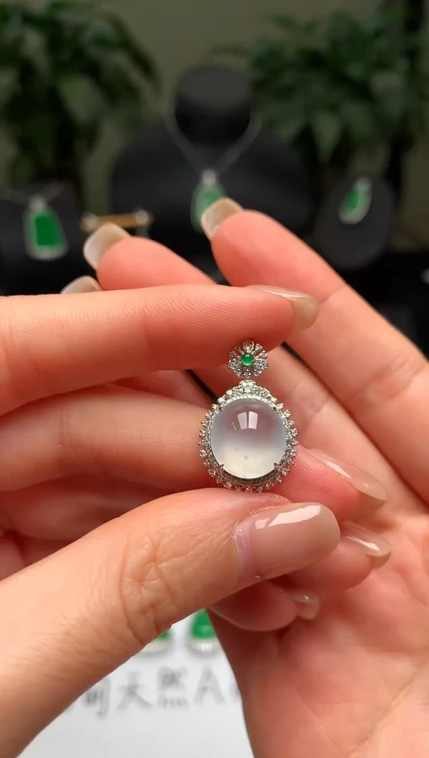 颈饰18K金镶嵌翡翠冰蛋