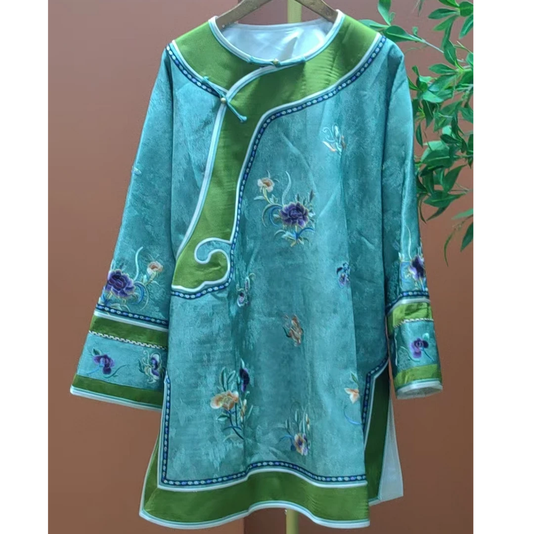 素女馆新款复古圆领斜襟绣花太太服