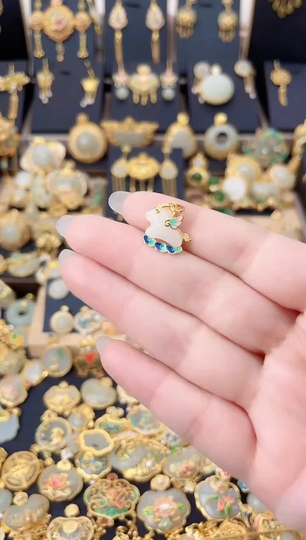 颈饰银S925镀金镶嵌和田玉珐琅马踏祥云吊坠