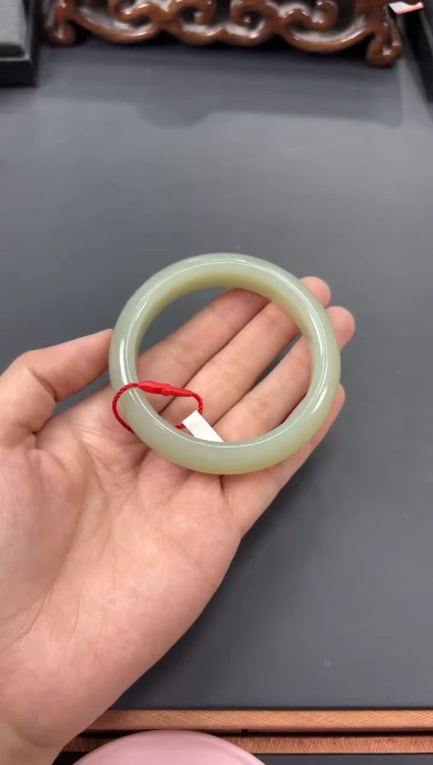 【闪购商品】和田玉手镯未镶嵌且末微色差近矿57M