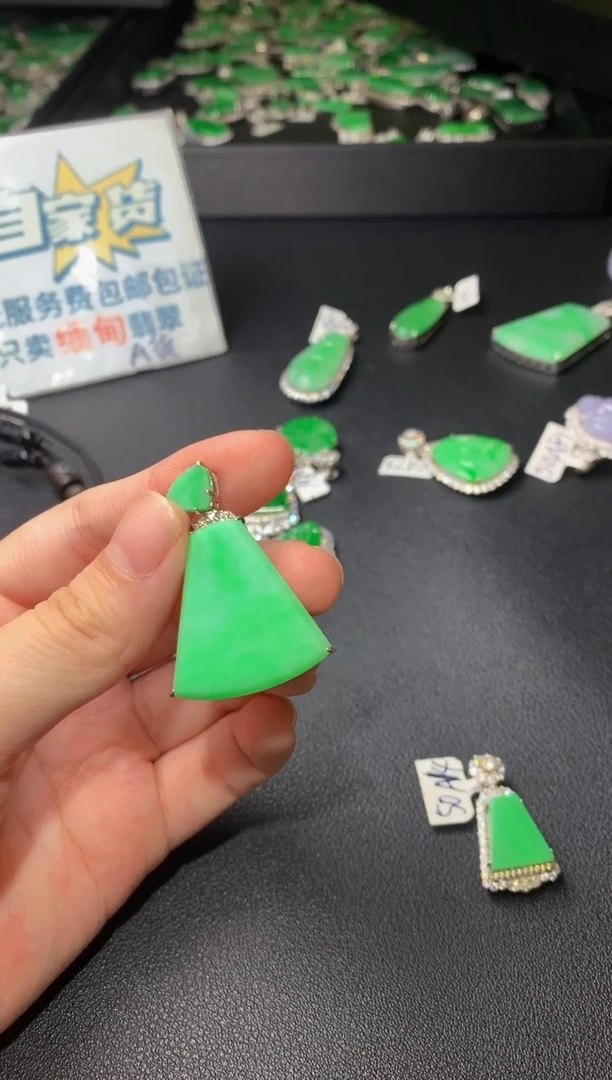 翡翠银S925镶嵌颈饰翡翠
