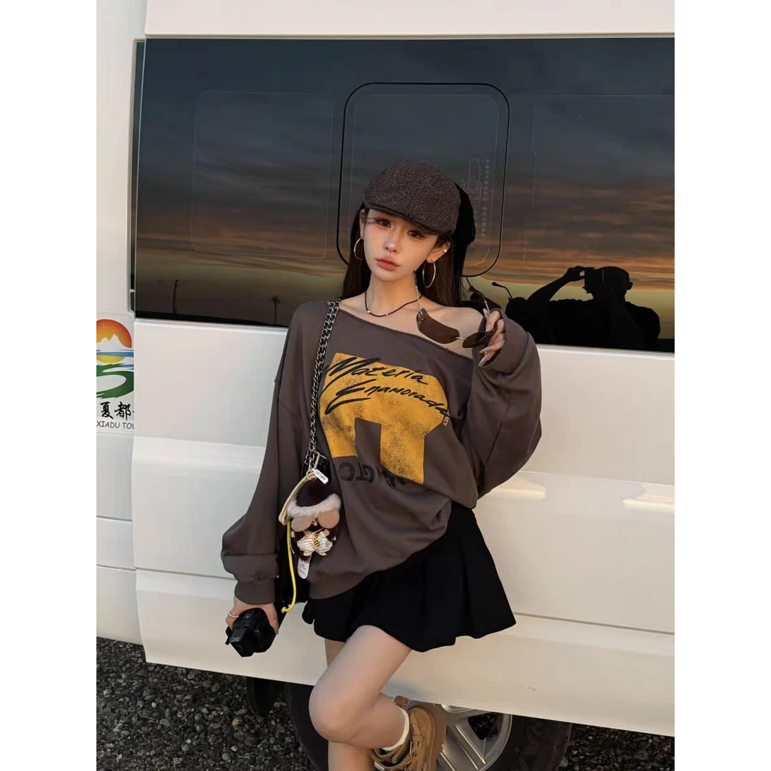 早秋宽松露肩迷彩数字露肩卫衣女2025新款时尚气质设计感百搭上衣