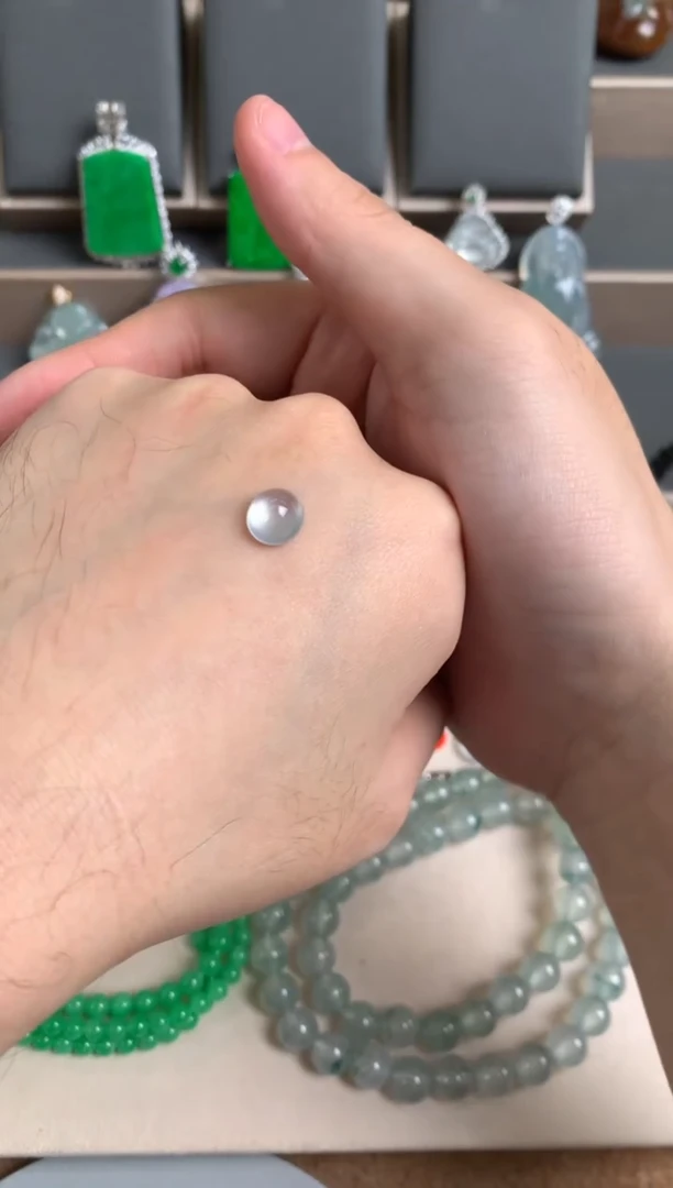 颈饰18K金镶嵌翡翠裸玉