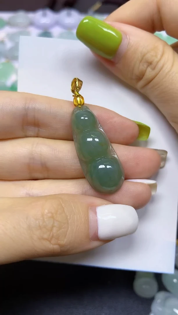 翡翠未镶嵌颈饰挂件