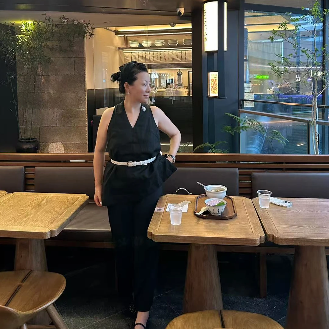 Fen姐|【清冷美人】法式时髦纯色宽松减龄V领挂脖无袖百搭背心82316