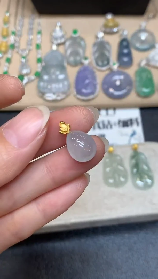 颈饰18K金镶嵌翡翠水滴【无服务费