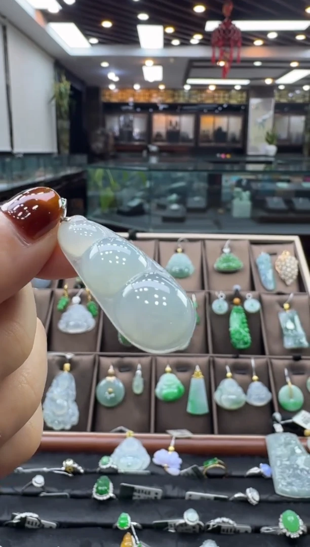 颈饰18K金镶嵌翡翠豆子