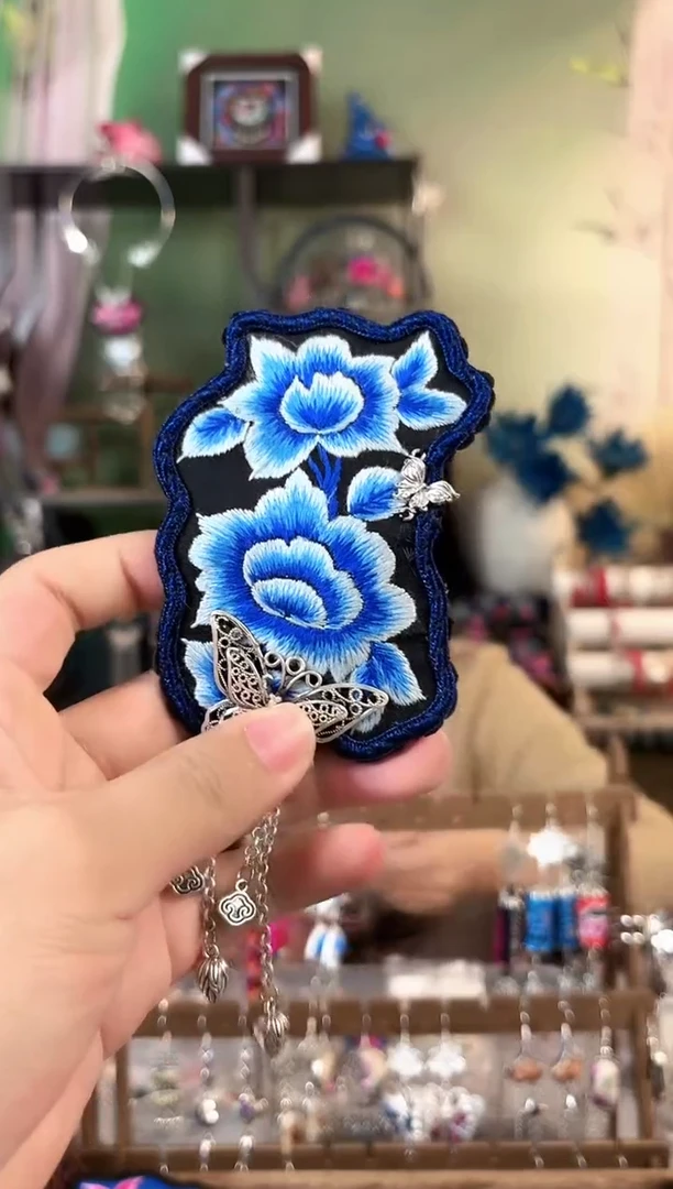 彩云南阁非遗老绣苗银饰品306