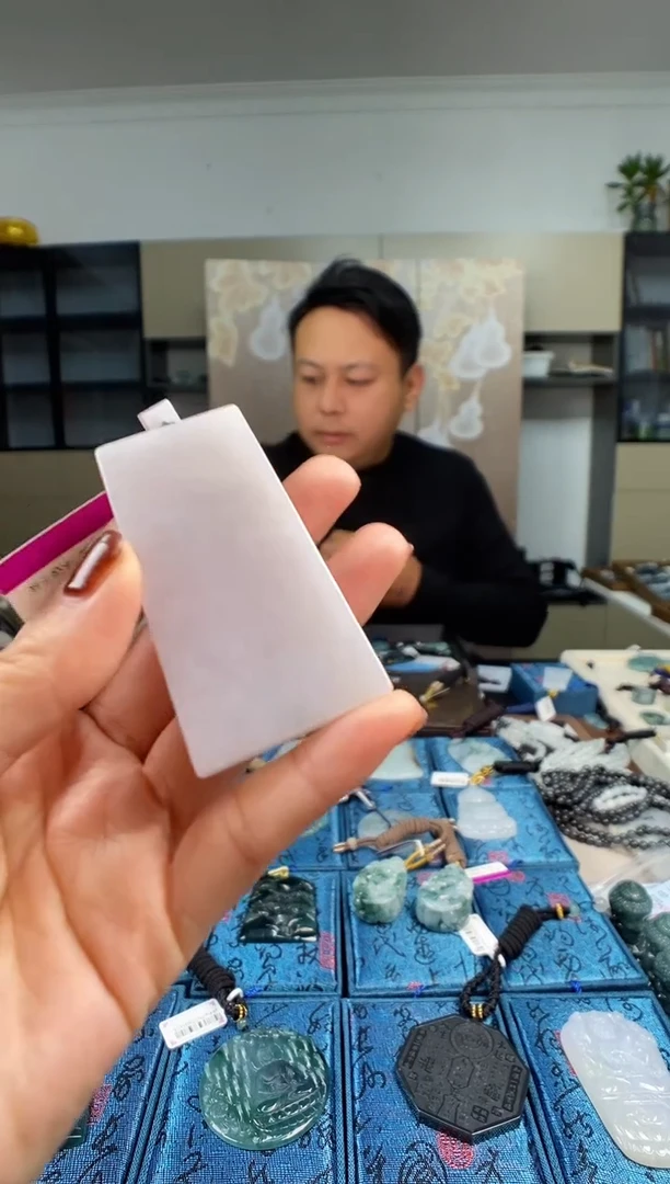 颈饰未镶嵌翡翠  多样性发其一