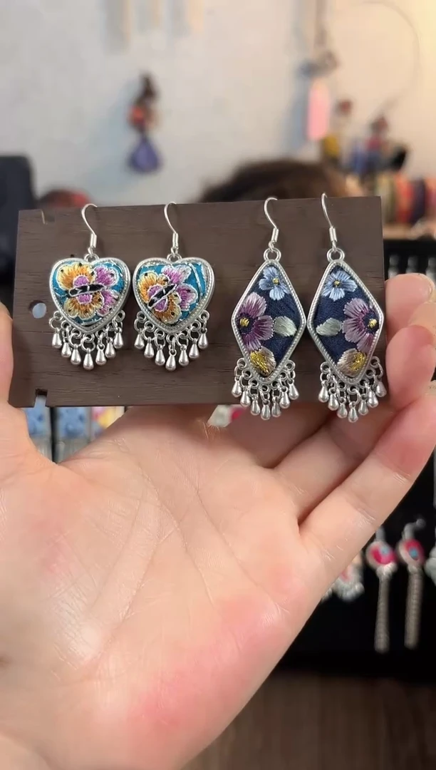 织绣彩云南阁非遗老绣饰品005