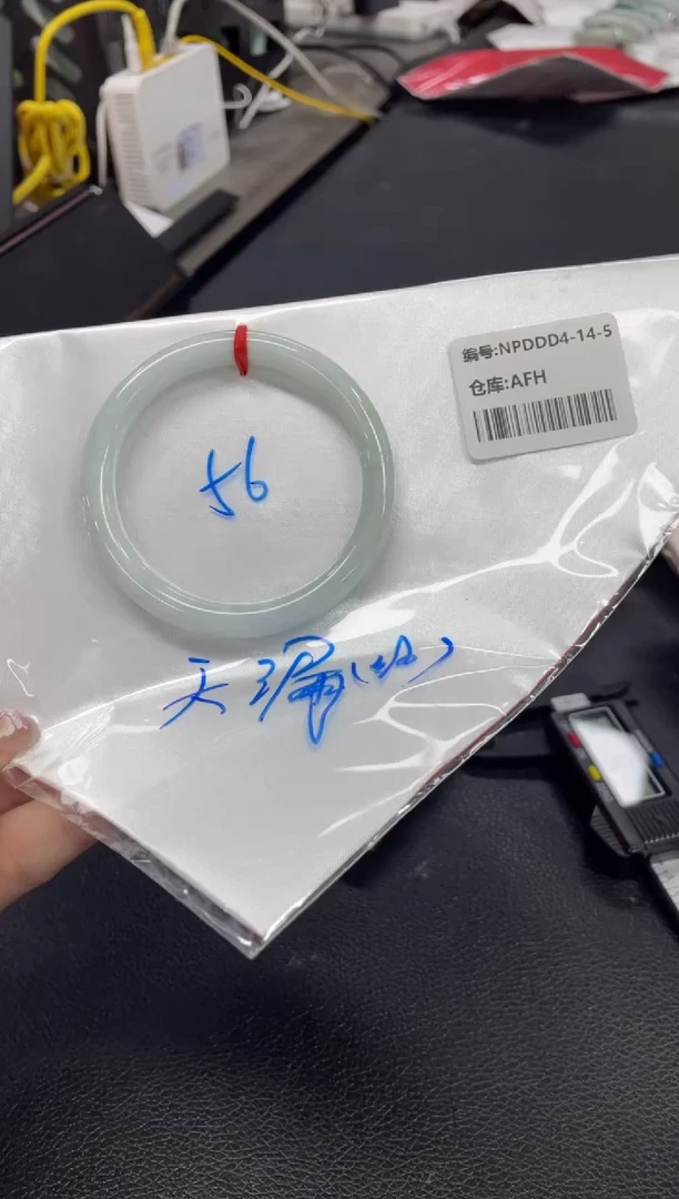 翡翠手镯未镶嵌翡翠手镯