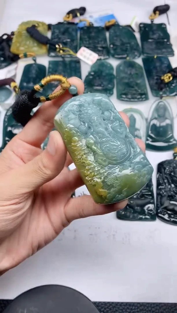 颈饰未镶嵌翡翠