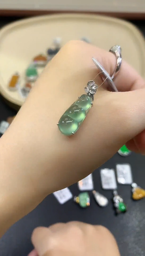颈饰18K金镶嵌翡翠48-吊坠