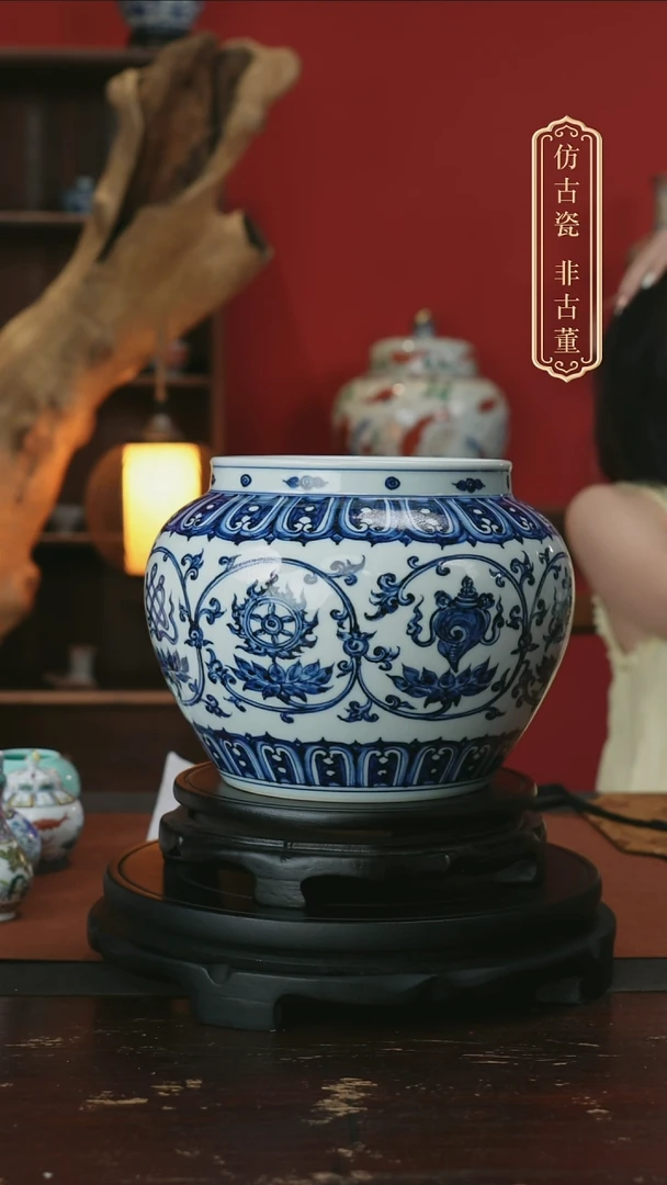 摆件皇窑青花莲托八宝纹罐
