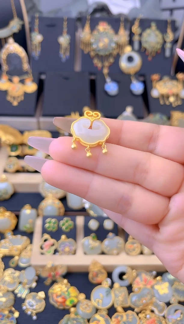 【闪购商品】和田玉吊坠银S925镀金镶嵌祥云如意锁吊坠