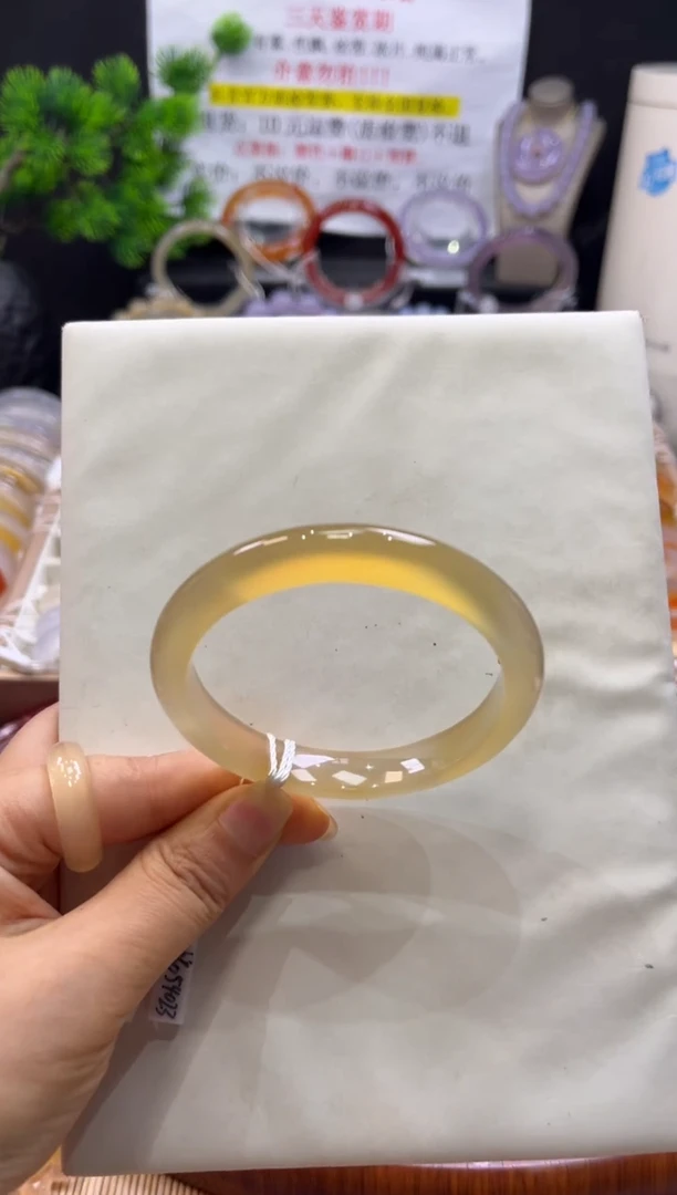玛瑙/玉髓手镯未镶嵌不同角度不同光线色不同