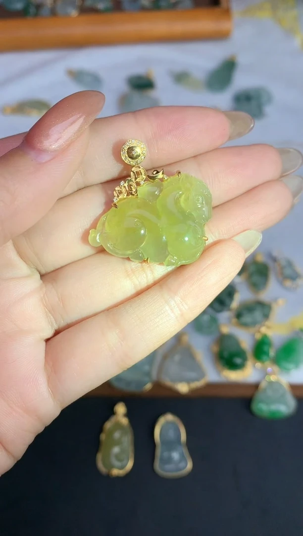 颈饰18K金镶嵌翡翠25111902