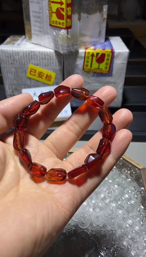 琥珀颈饰未镶嵌纯天然血珀随形手串