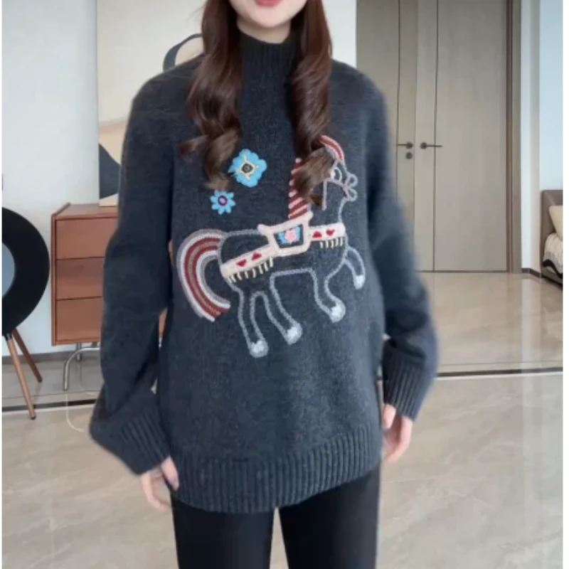时髦宽松氛围感显瘦软糯高领卡通小马刺绣毛针织衫LK2508372