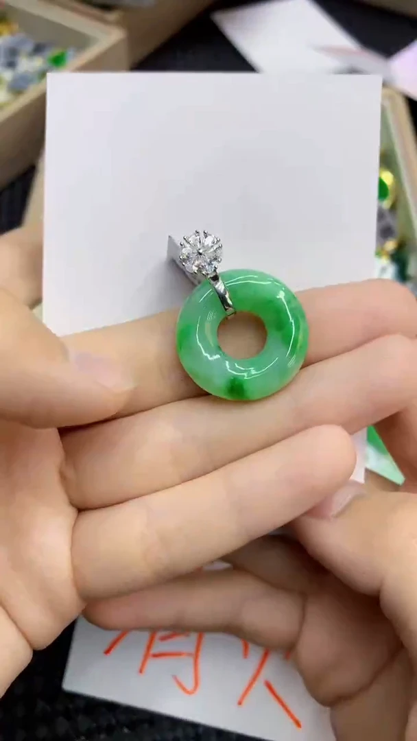 翡翠未镶嵌颈饰             1