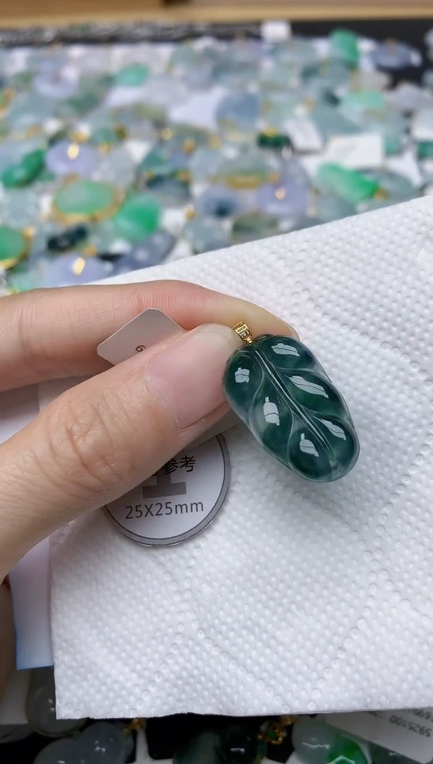颈饰18K金镶嵌翡翠天然A货翡翠