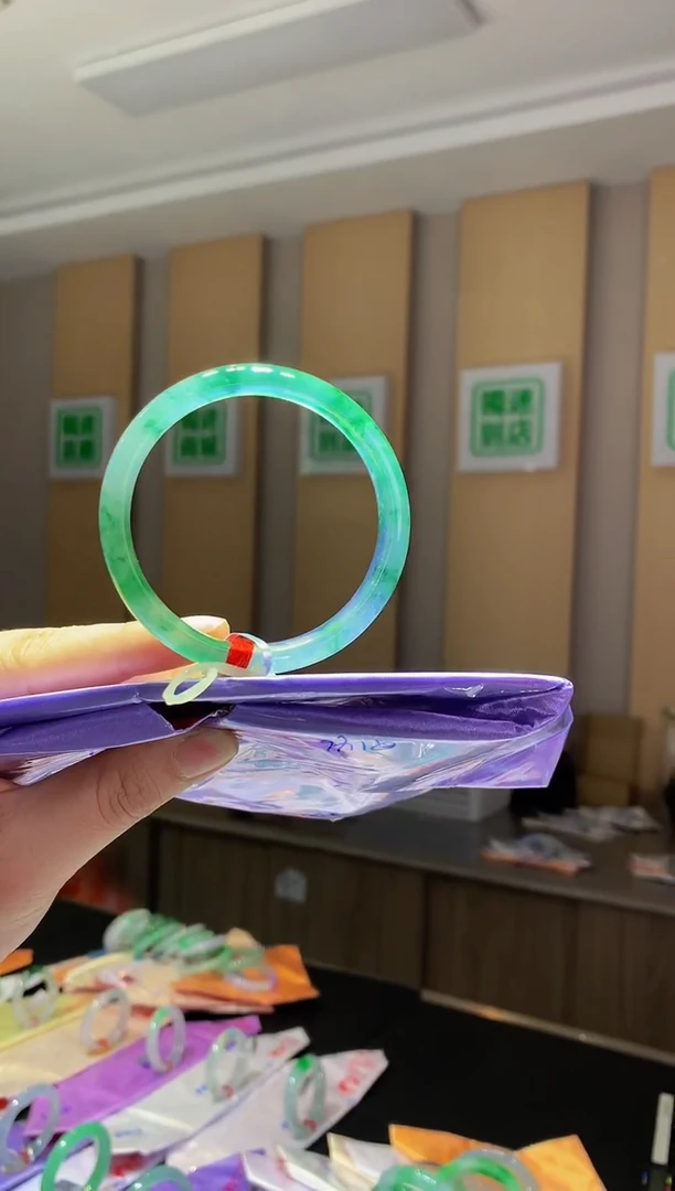 未镶嵌手镯翡翠- 圈口58 全款230万 定金2万