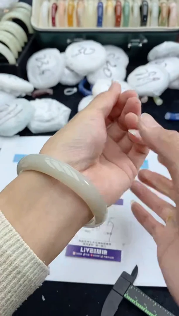 【闪购商品】石英质玉手镯未镶嵌28