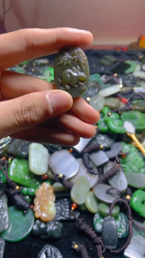 颈饰未镶嵌和田玉1