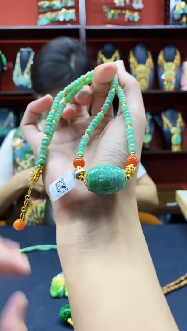 颈饰未镶嵌翡翠吊坠