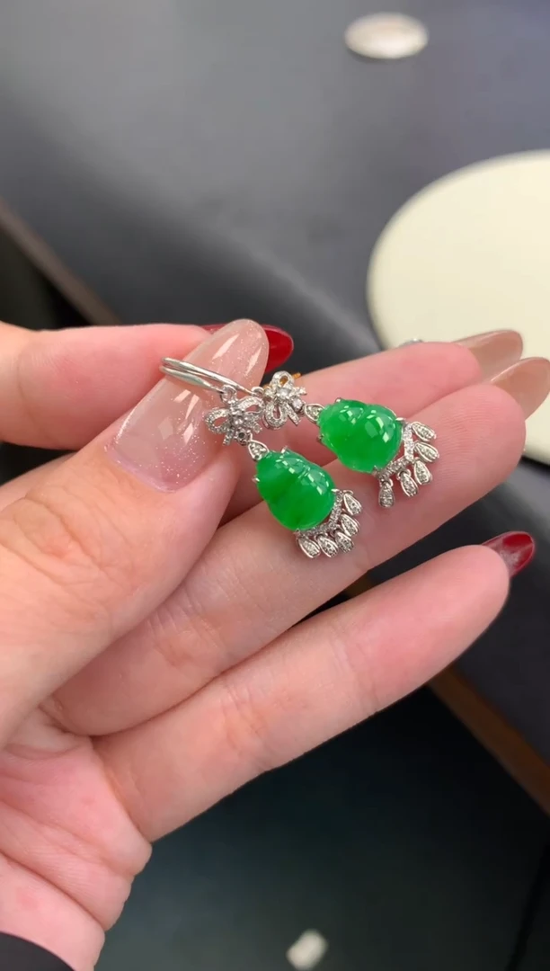 颈饰18K金镶嵌翡翠48小时鉴赏期 退货不扣服务费