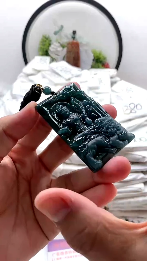 翡翠未镶嵌颈饰文殊