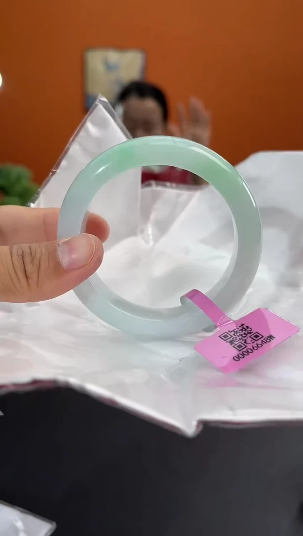 翡翠手镯未镶嵌?***a翡翠手镯